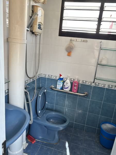 330 Clementi Avenue 2, 330 Clementi Avenue 2, Room Rental, 120 sqft, HDB Flat For Rent, by Jane Lim S C, 500121322 - Bathroom - PropertyGuru.com.sg