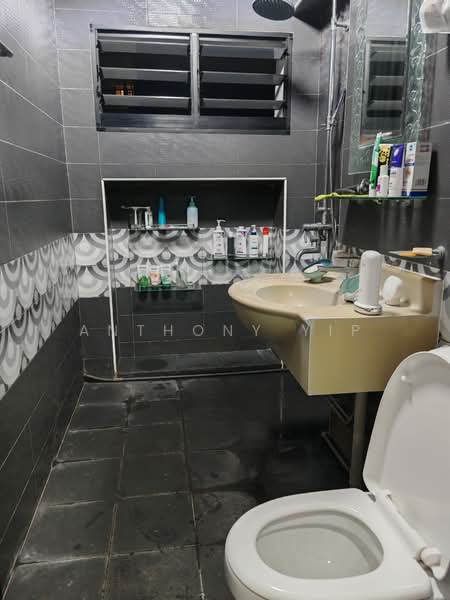 768 Pasir Ris Street 71, 768 Pasir Ris Street 71, 3 Bedrooms, 1,119 sqft, HDB Flat For Sale, by Anthony Yip, 500121329 - Bathroom - PropertyGuru.com.sg