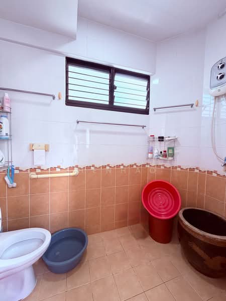 339 Jurong East Avenue 1, 339 Jurong East Avenue 1, 3 Bedrooms, 1,119 sqft, HDB Flat For Sale, by Jose Loh Zhenhao, 500121334 - Bathroom - PropertyGuru.com.sg