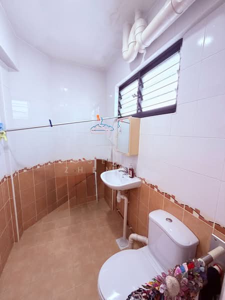 339 Jurong East Avenue 1, 339 Jurong East Avenue 1, 3 Bedrooms, 1,119 sqft, HDB Flat For Sale, by Jose Loh Zhenhao, 500121334 - Bathroom - PropertyGuru.com.sg