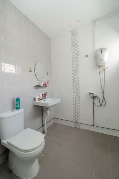 178 Woodlands Street 13, 178 Woodlands Street 13, 3 Bedrooms, 1,302 sqft, HDB Flat For Sale, by Vincent Tay, 500121346 - Bathroom - PropertyGuru.com.sg