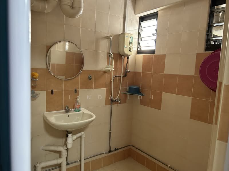 19 Bedok South Road, 19 Bedok South Road, 3 Bedrooms, 1,227 sqft, HDB Flat For Sale, by Linda Loh, 500121361 - Bathroom - PropertyGuru.com.sg