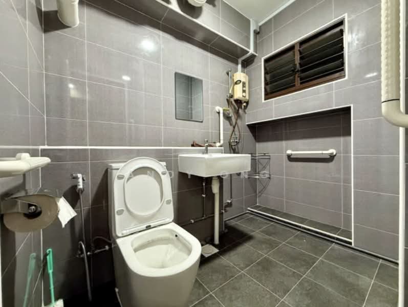 705 Choa Chu Kang Street 53, 705 Choa Chu Kang Street 53, 3 Bedrooms, 1,227 sqft, HDB Flat For Sale, by Andy Ong, 500121392 - Master Bath - PropertyGuru.com.sg