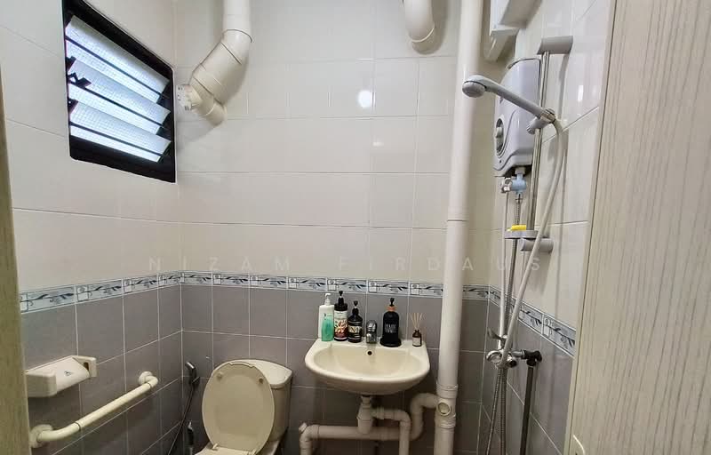 550 Ang Mo Kio Avenue 10, 550 Ang Mo Kio Avenue 10, 2 Bedrooms, 732 sqft, HDB Flat For Sale, by Nizam Firdaus, 500121401 - Bathroom - PropertyGuru.com.sg
