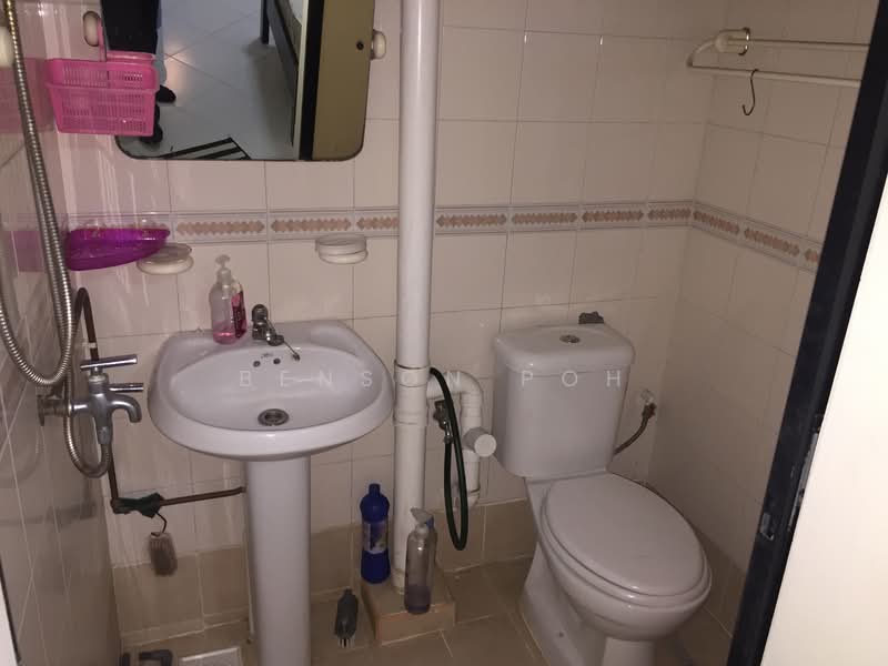 405 Ang Mo Kio Avenue 10, 405 Ang Mo Kio Avenue 10, 2 Bedrooms, 732 sqft, HDB Flat For Rent, by Benson Poh, 500121428 - Bathroom - PropertyGuru.com.sg