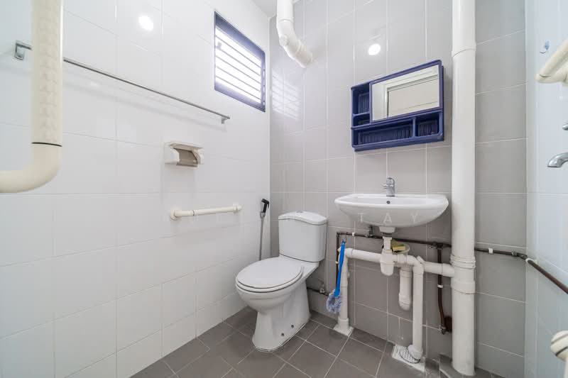 456 Jurong West Street 41, 456 Jurong West Street 41, 3 Bedrooms, 1,001 sqft, HDB Flat For Sale, by Madeline Tay, 500121457 - Bathroom - PropertyGuru.com.sg