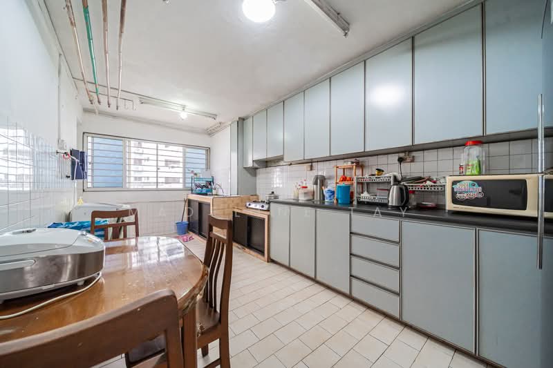 456 Jurong West Street 41, 456 Jurong West Street 41, 3 Bedrooms, 1,001 sqft, HDB Flat For Sale, by Madeline Tay, 500121457 - Kitchen - PropertyGuru.com.sg