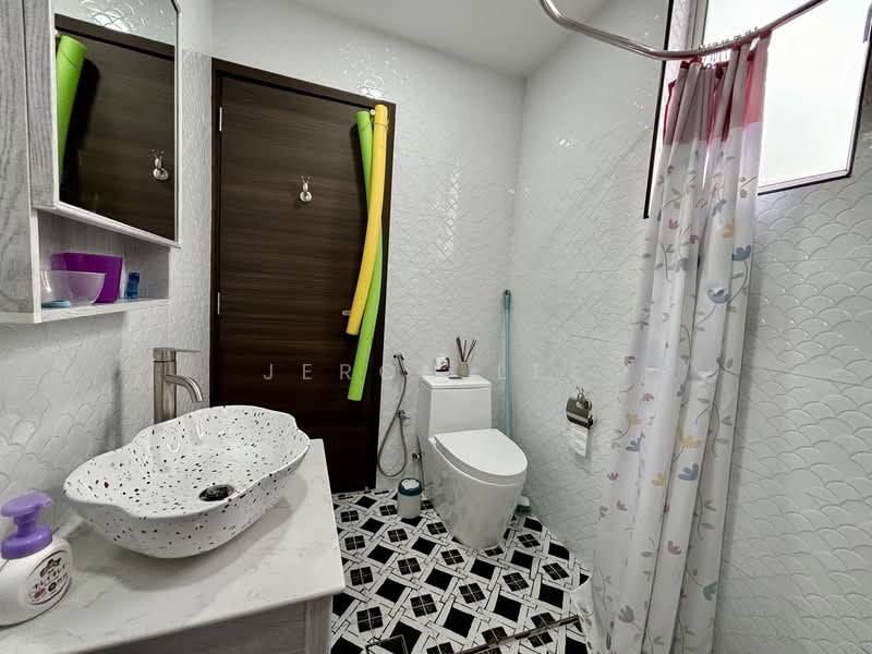 Loyang Villas, Loyang Rise, 5 Bedrooms, 3,000 sqft, Terraced House For Sale, by Jeron Lee, 500121524 - Bathroom @ L2 - PropertyGuru.com.sg