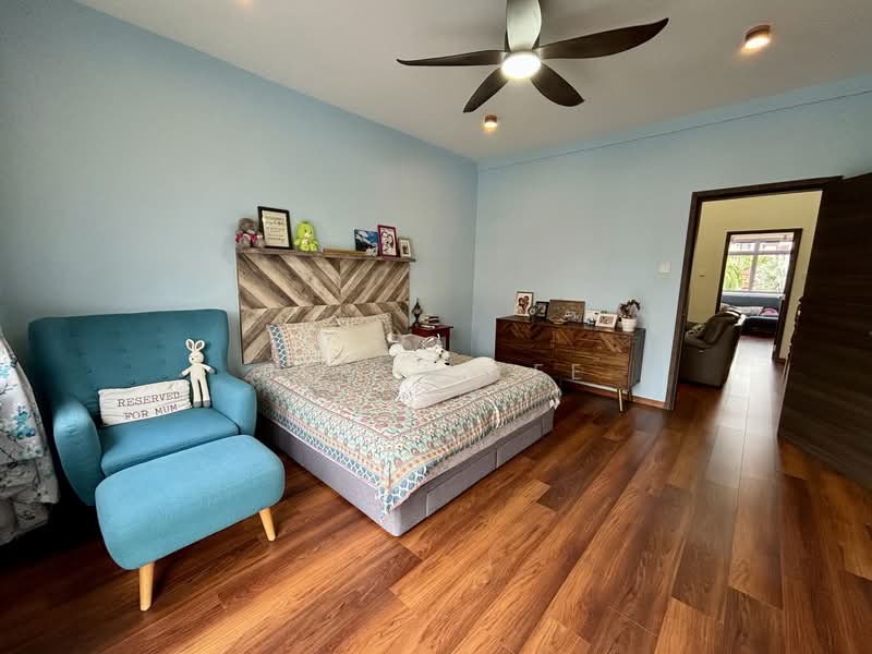 Loyang Villas, Loyang Rise, 5 Bedrooms, 3,000 sqft, Terraced House For Sale, by Jeron Lee, 500121524 - Master Bedroom - PropertyGuru.com.sg