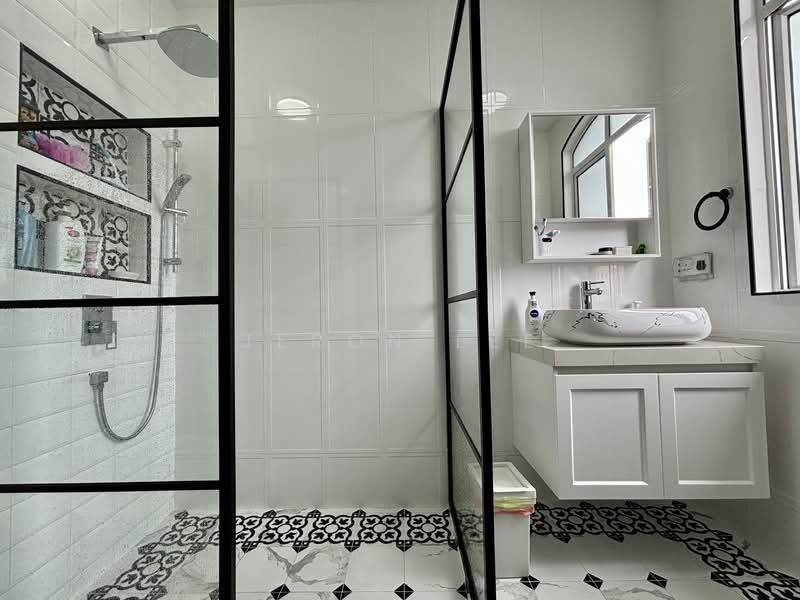 Loyang Villas, Loyang Rise, 5 Bedrooms, 3,000 sqft, Terraced House For Sale, by Jeron Lee, 500121524 - Master Bedroom Ensuite - PropertyGuru.com.sg