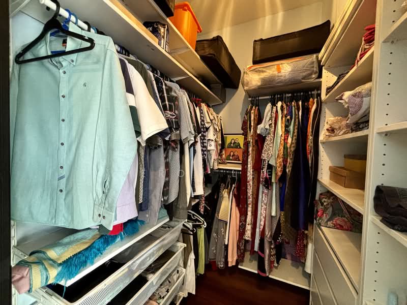 Loyang Villas, Loyang Rise, 5 Bedrooms, 3,000 sqft, Terraced House For Sale, by Jeron Lee, 500121524 - Walk-In Wardrobe - PropertyGuru.com.sg