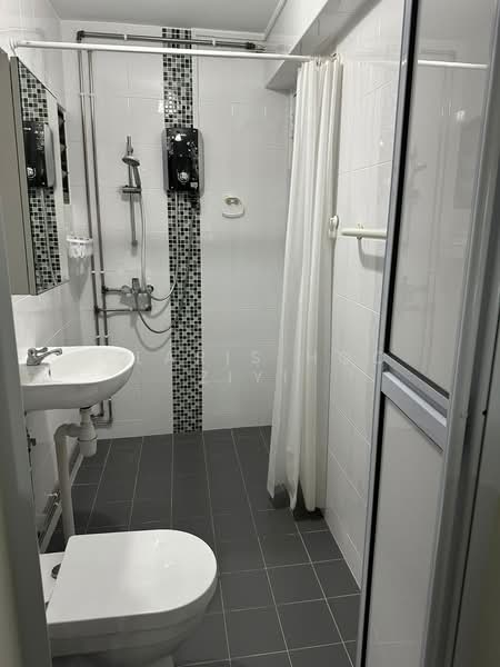 174 Woodlands Street 13, 174 Woodlands Street 13, Studio, 1,184 sqft, HDB Flat For Rent, by Claris Hoo Ziyi, 500121605 - Bathroom - PropertyGuru.com.sg