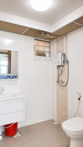 453B Bukit Batok West Avenue 6, 453B Bukit Batok West Avenue 6, 3 Bedrooms, 1,001 sqft, HDB Flat For Sale, by Goh Weihan, 500121614 - Common Bathroom - PropertyGuru.com.sg