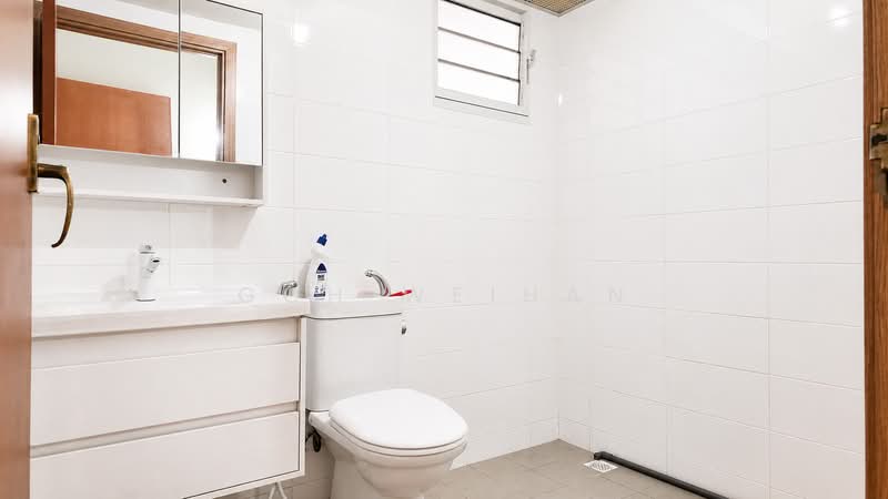 453B Bukit Batok West Avenue 6, 453B Bukit Batok West Avenue 6, 3 Bedrooms, 1,001 sqft, HDB Flat For Sale, by Goh Weihan, 500121614 - Master Bathroom - PropertyGuru.com.sg