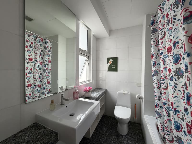 Visioncrest, 37 Oxley Rise, 2 Bedrooms, 947 sqft, Condominium For Sale, by Jeannie Koo, 500121618 - Bathroom - PropertyGuru.com.sg