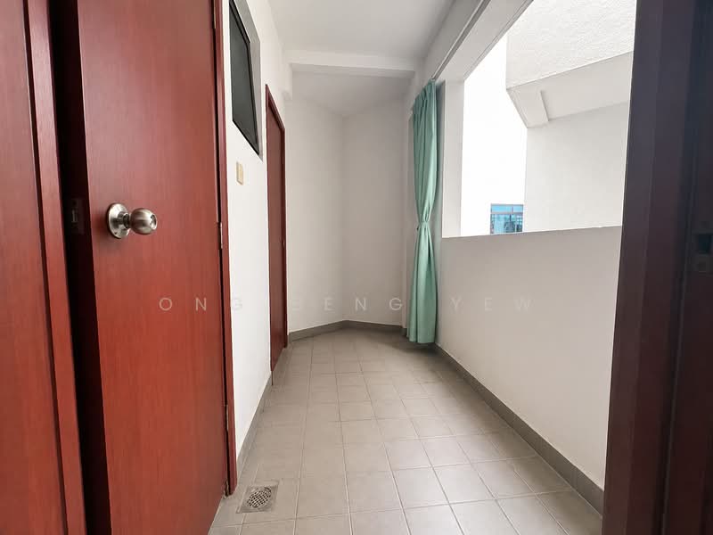 Parc Oasis, 43 Jurong East Avenue 1, 3 Bedrooms, 1,227 sqft, Condominium For Rent, by Ong Beng Yew, 500121625 - Corridor - PropertyGuru.com.sg