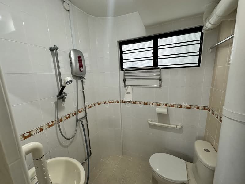 308 Hougang Avenue 5, 308 Hougang Avenue 5, 2 Bedrooms, 721 sqft, HDB Flat For Rent, by Taufiq Corvin, 500121673 - Bathroom - PropertyGuru.com.sg