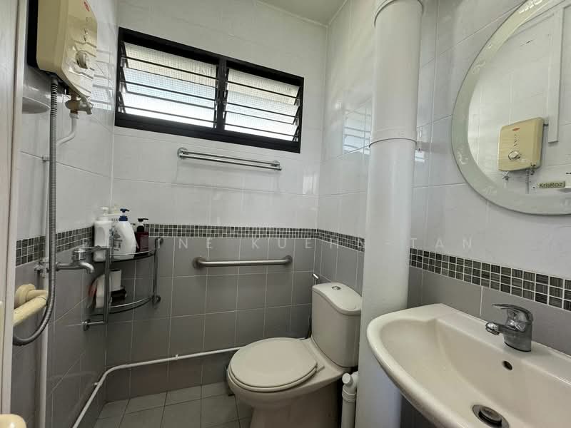 608 Clementi West Street 1, 608 Clementi West Street 1, 2 Bedrooms, 721 sqft, HDB Flat For Rent, by Elaine Kuehn-Tan, 500121682 - Bathroom - PropertyGuru.com.sg