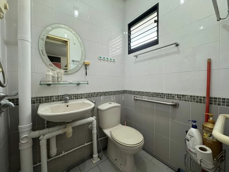608 Clementi West Street 1, 608 Clementi West Street 1, 2 Bedrooms, 721 sqft, HDB Flat For Rent, by Elaine Kuehn-Tan, 500121682 - Bathroom - PropertyGuru.com.sg