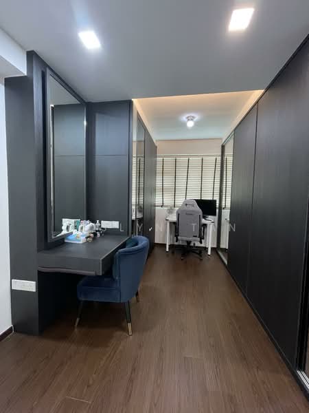 312B Clementi Avenue 4, 312B Clementi Avenue 4, 3 Bedrooms, 1,216 sqft, HDB Flat For Sale, by Jeslyn Tan, 500121686 - Walking wardrobe & Study area - PropertyGuru.com.sg