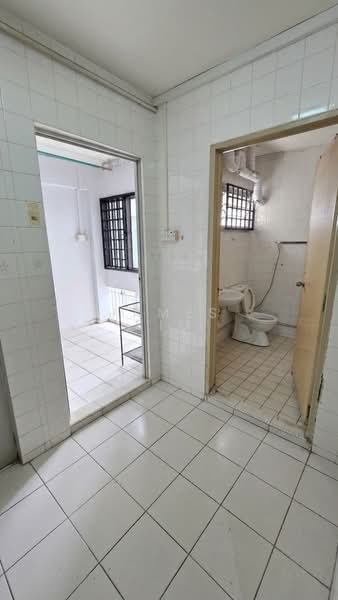 352 Tampines Street 33, 352 Tampines Street 33, 3 Bedrooms, 1,250 sqft, HDB Flat For Rent, by James Sim, 500121690 - Bathroom - PropertyGuru.com.sg