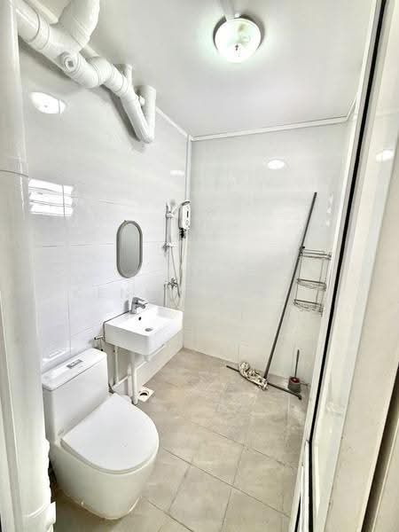 877 Tampines Street 84, 877 Tampines Street 84, Pasir Ris / Tampines, 3 Bedrooms, 1,119 sqft, HDB Flat For Sale, by Kenneth Lim CT, 500121705 - Bathroom - PropertyGuru.com.sg