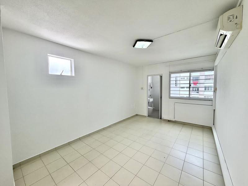 877 Tampines Street 84, 877 Tampines Street 84, Pasir Ris / Tampines, 3 Bedrooms, 1,119 sqft, HDB Flat For Sale, by Kenneth Lim CT, 500121705 - Master bedroom - PropertyGuru.com.sg