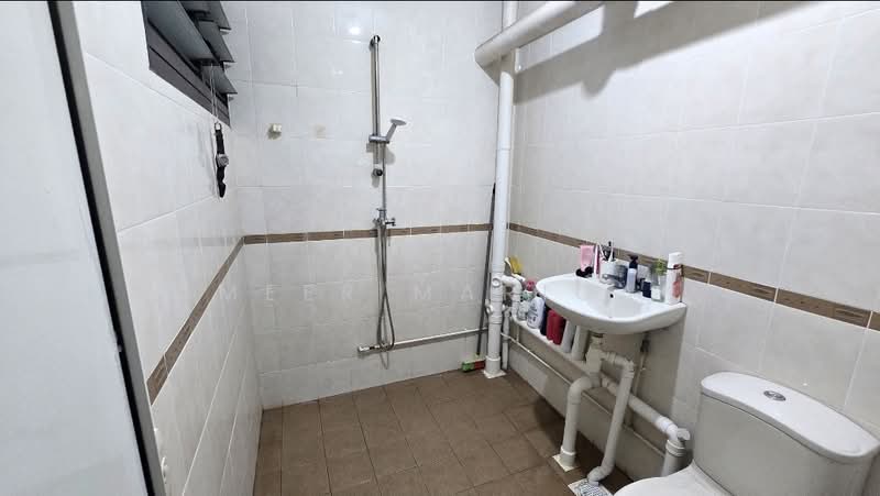 176 Bukit Batok West Avenue 8, 176 Bukit Batok West Avenue 8, 2 Bedrooms, 786 sqft, HDB Flat For Sale, by Ameer Marican, 500121710 - Bathroom - PropertyGuru.com.sg