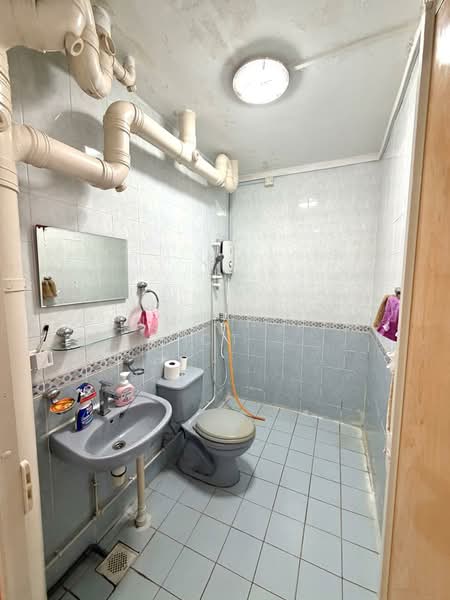 588 Woodlands Drive 16, 588 Woodlands Drive 16, 3 Bedrooms, 980 sqft, HDB Flat For Sale, by Kenneth Lim CT, 500121728 - Bathroom - PropertyGuru.com.sg