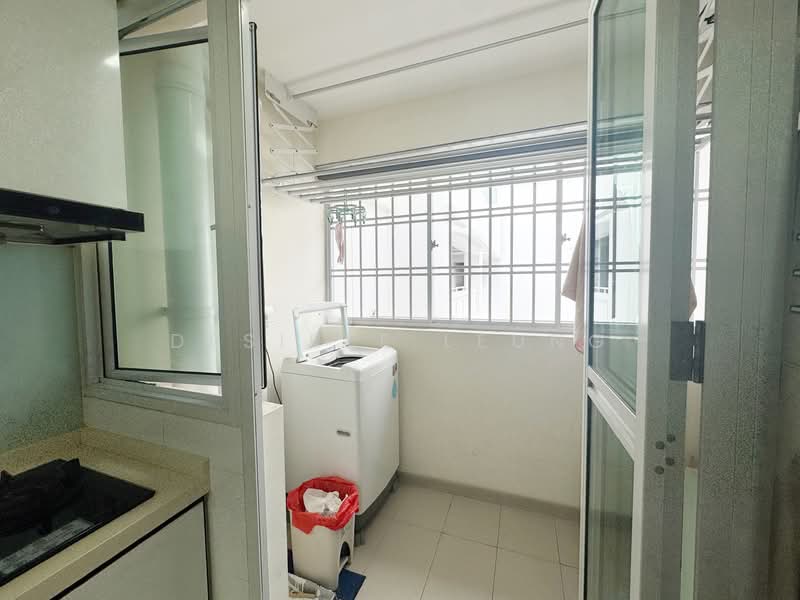 451B Bukit Batok West Avenue 6, 451B Bukit Batok West Avenue 6, 3 Bedrooms, 1,001 sqft, HDB Flat For Sale, by Desiree Leung, 500121748 - Service yard  - PropertyGuru.com.sg