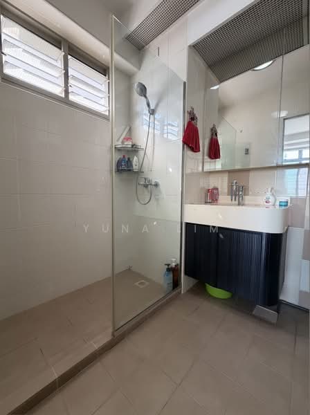 305B Punggol Road, 305B Punggol Road, 3 Bedrooms, 1,001 sqft, HDB Flat For Sale, by Yuna Lim, 500121770 - Bathroom - PropertyGuru.com.sg