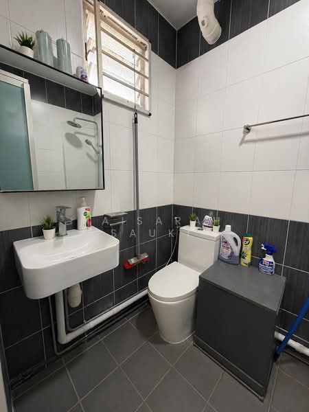 812 Jurong West Street 81, 812 Jurong West Street 81, 3 Bedrooms, 1,119 sqft, HDB Flat For Sale, by Maisarah Sauki, 500121781 - Bathroom - PropertyGuru.com.sg