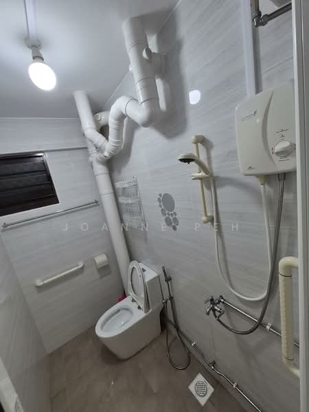 132 Simei Street 1, 132 Simei Street 1, 2 Bedrooms, 689 sqft, HDB Flat For Rent, by Joanne Peh, 500121795 - Bathroom - PropertyGuru.com.sg