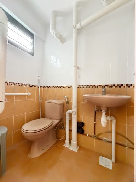 435 Clementi Avenue 3, 435 Clementi Avenue 3, 2 Bedrooms, 721 sqft, HDB Flat For Sale, by Nikki B., 500121797 - Bathroom - PropertyGuru.com.sg