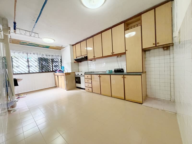 435 Clementi Avenue 3, 435 Clementi Avenue 3, 2 Bedrooms, 721 sqft, HDB Flat For Sale, by Nikki B., 500121797 - Kitchen - PropertyGuru.com.sg
