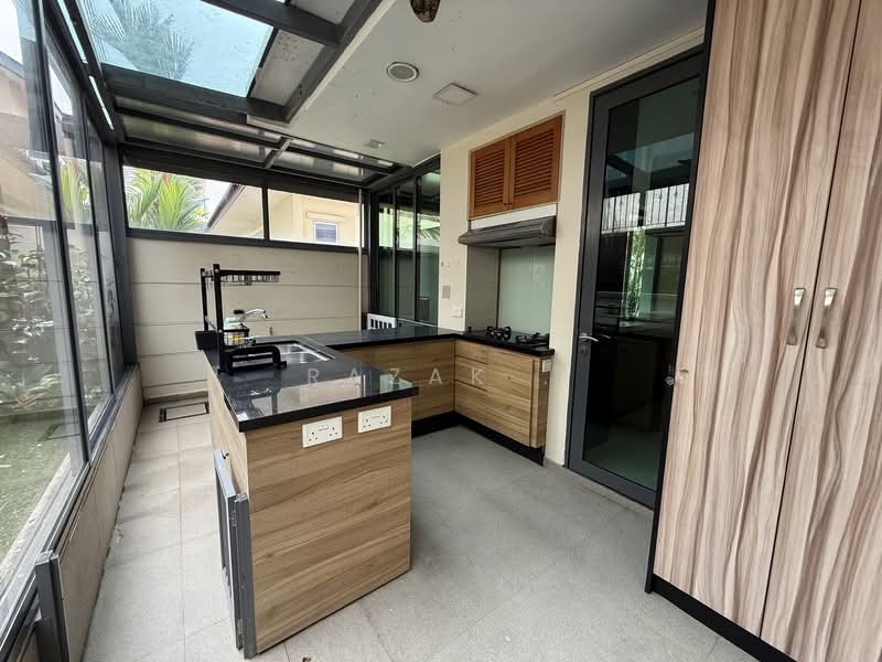 Walk to Siglap Centre @ Bowmont Garden, Bowmont Garden, 7 Bedrooms, 4,500 sqft, Semi-Detached House For Rent, by Razak ., 500121812 - Kitchen - PropertyGuru.com.sg