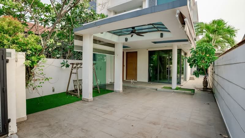 Walk to Siglap Centre @ Bowmont Garden, Bowmont Garden, 7 Bedrooms, 4,500 sqft, Semi-Detached House For Rent, by Razak ., 500121812 - Exterior - PropertyGuru.com.sg