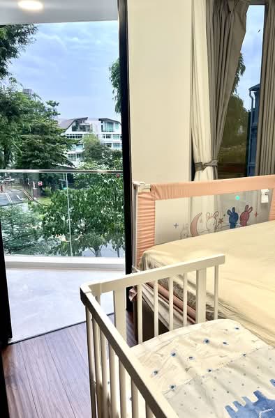 The Iveria, 2 Kim Yam Road, 3 Bedrooms, 915 sqft, Condominium For Rent, by JJ Huang, 500121819 - Master room with balcony - PropertyGuru.com.sg