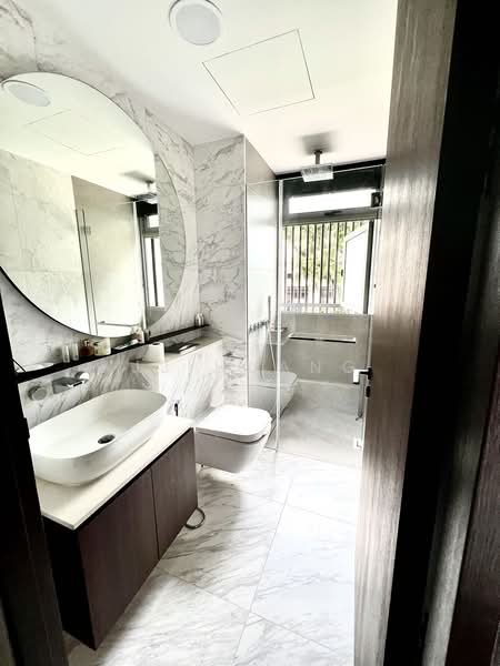The Iveria, 2 Kim Yam Road, 3 Bedrooms, 915 sqft, Condominium For Rent, by JJ Huang, 500121819 - Master Bathroom - PropertyGuru.com.sg