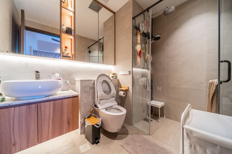 Parc Riviera, 101 West Coast Vale, 2 Bedrooms, 711 sqft, Condominium For Sale, by Adrian Tan, 500121822 - Bathroom - PropertyGuru.com.sg