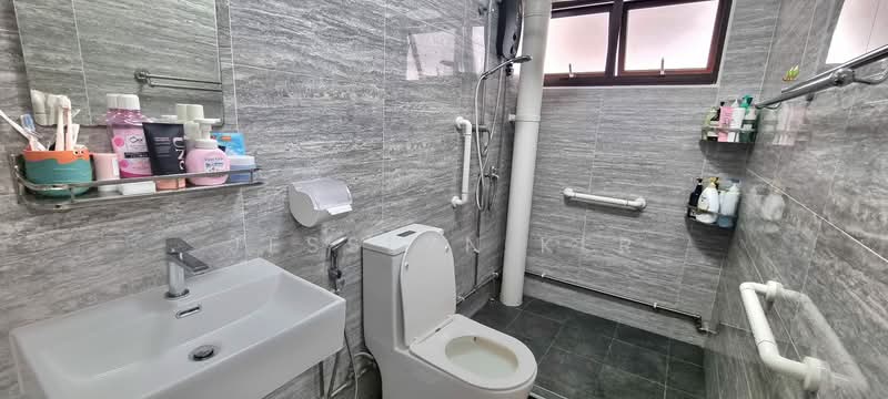539 Hougang Street 52, 539 Hougang Street 52, 4 Bedrooms, 1,582 sqft, HDB Flat For Sale, by Jesslyn Ker, 500121854 - Bathroom - PropertyGuru.com.sg
