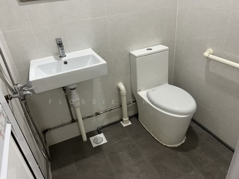 443 Clementi Avenue 3, 443 Clementi Avenue 3, 2 Bedrooms, 721 sqft, HDB Flat For Rent, by Flossie Chang, 500121862 - Bathroom - PropertyGuru.com.sg