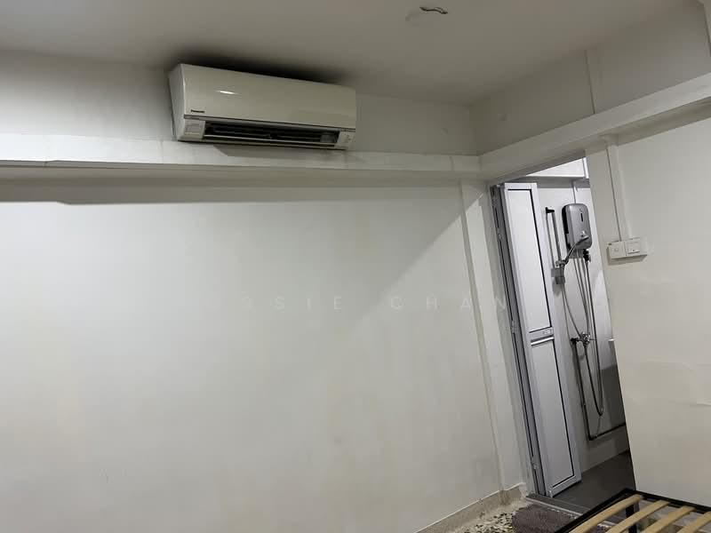 443 Clementi Avenue 3, 443 Clementi Avenue 3, 2 Bedrooms, 721 sqft, HDB Flat For Rent, by Flossie Chang, 500121862 - Master bedroom  - PropertyGuru.com.sg