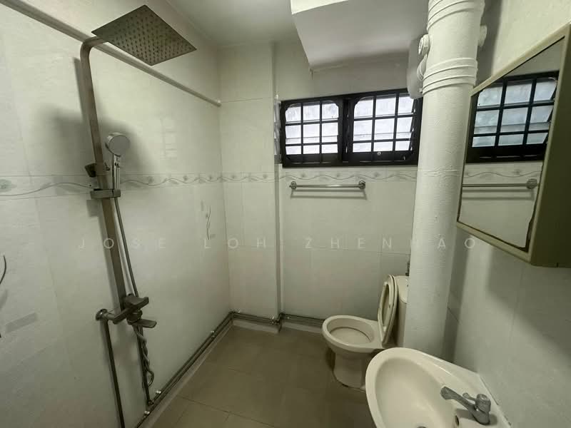 124 Geylang East Avenue 1, 124 Geylang East Avenue 1, 3 Bedrooms, 1,119 sqft, HDB Flat For Sale, by Jose Loh Zhenhao, 500121868 - Bathroom - PropertyGuru.com.sg