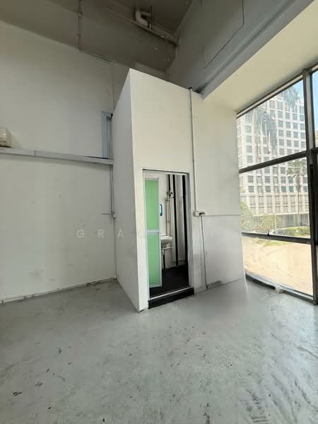 Wcega Plaza, 1 Bukit Batok Crescent, 2,562 sqft, Light Industrial (B1) For Rent, by Grace Liu, 500121878 - Bathroom - CommercialGuru.com.sg