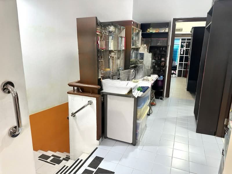 D13 FH Large Terrace Happy Avenue Mattar MRT, Happy Avenue, 5 Bedrooms, 3,050 sqft, Terraced House For Sale, by Christine Low, 500121879 - Staircase landing - PropertyGuru.com.sg