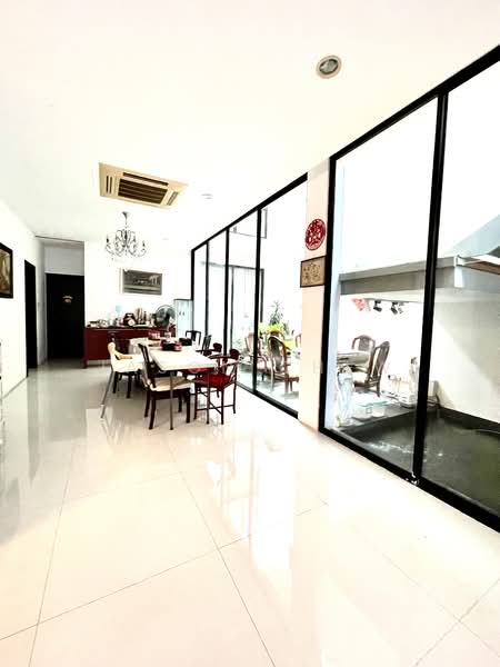 Marine Parade, , 7 Bedrooms, 6,000 sqft, Semi-Detached House For Sale, by Jason Chew, 500121906 - Bright & Spacious Dining Area - PropertyGuru.com.sg