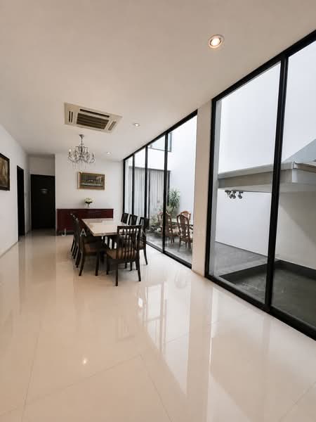 Bright & Spacious Dining Area