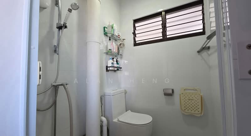 418 Bedok North Avenue 2, 418 Bedok North Avenue 2, 2 Bedrooms, 721 sqft, HDB Flat For Sale, by Alan Heng, 500121912 - Bathroom - PropertyGuru.com.sg