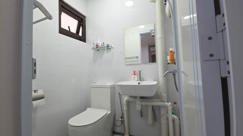 418 Bedok North Avenue 2, 418 Bedok North Avenue 2, 2 Bedrooms, 721 sqft, HDB Flat For Sale, by Alan Heng, 500121912 - Bathroom - PropertyGuru.com.sg